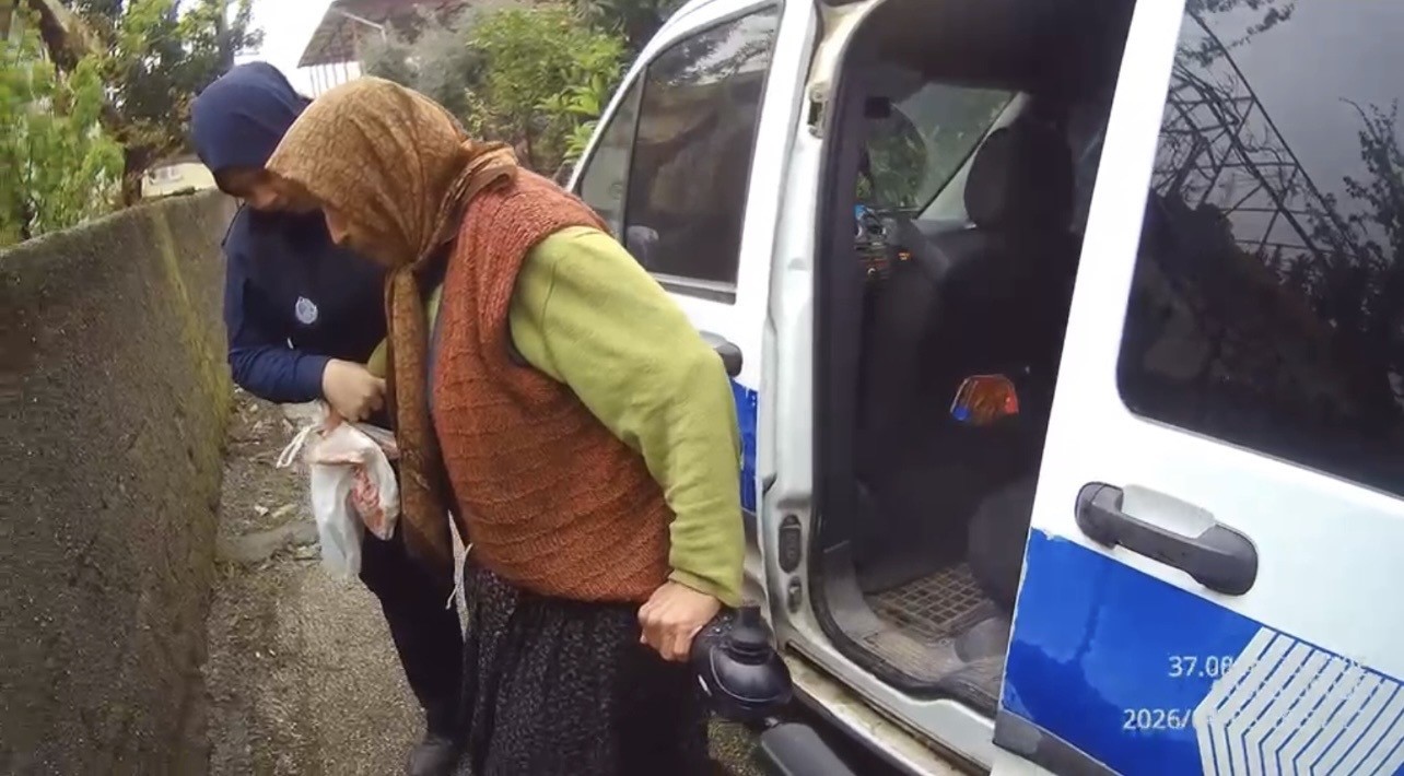 Yağmurda zor anlar yaşayan vatandaşa zabıtadan şefkat eli
