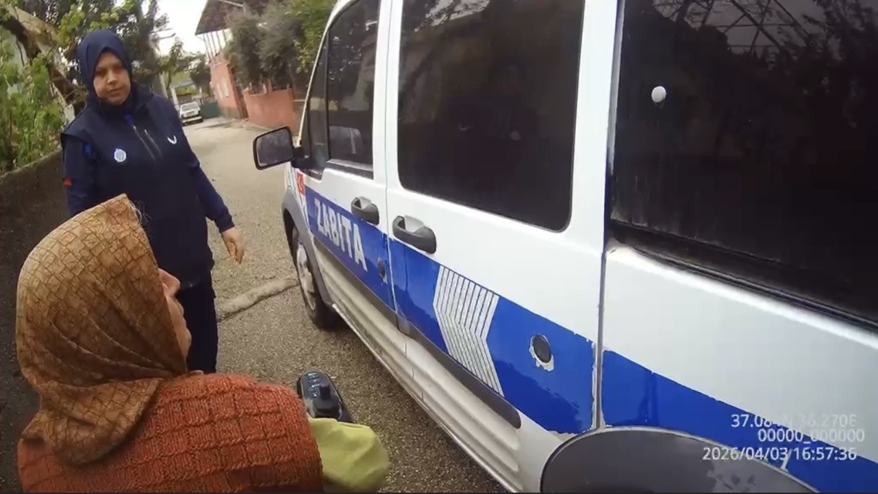 Yağmurda zor anlar yaşayan vatandaşa zabıtadan şefkat eli
