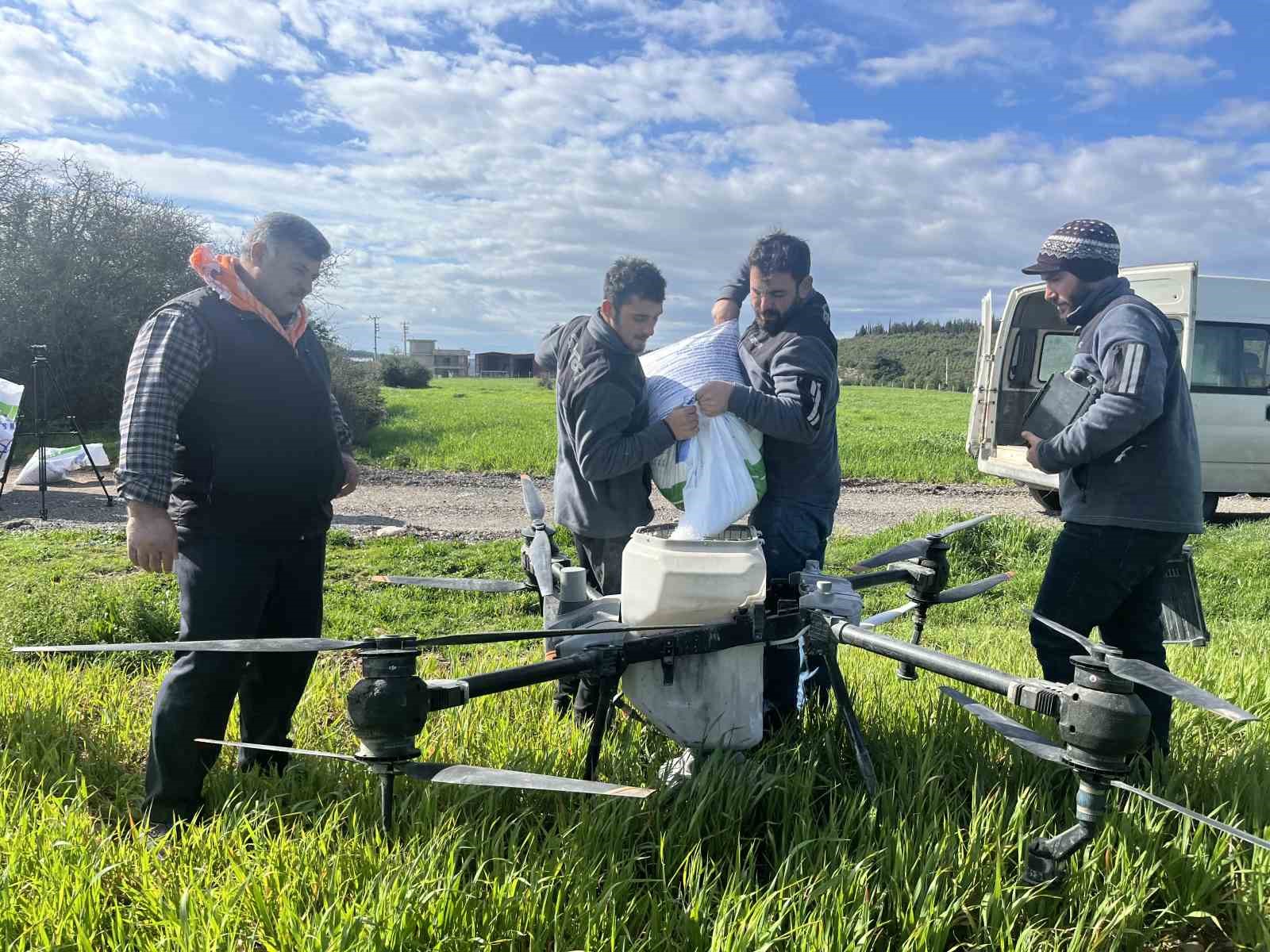 Yağmurdan çamura dönen tarlalarda çiftçi çözümü dronda buldu
