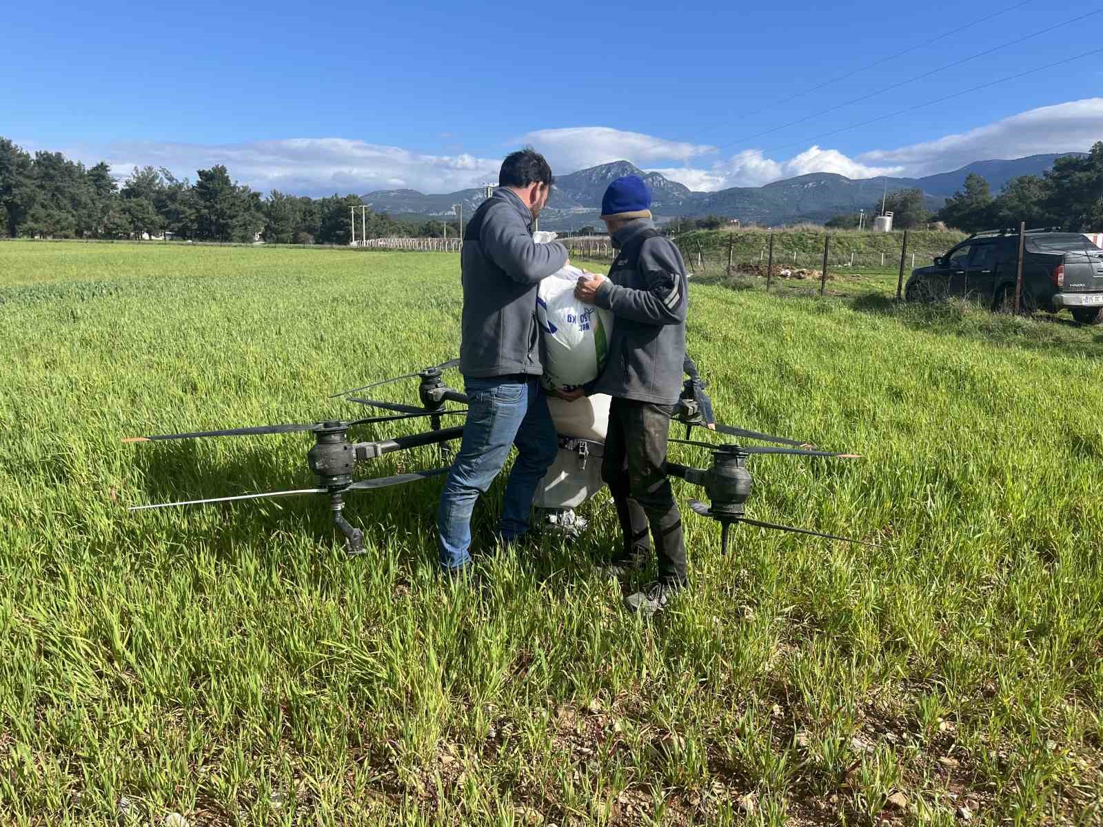 Yağmurdan çamura dönen tarlalarda çiftçi çözümü dronda buldu
