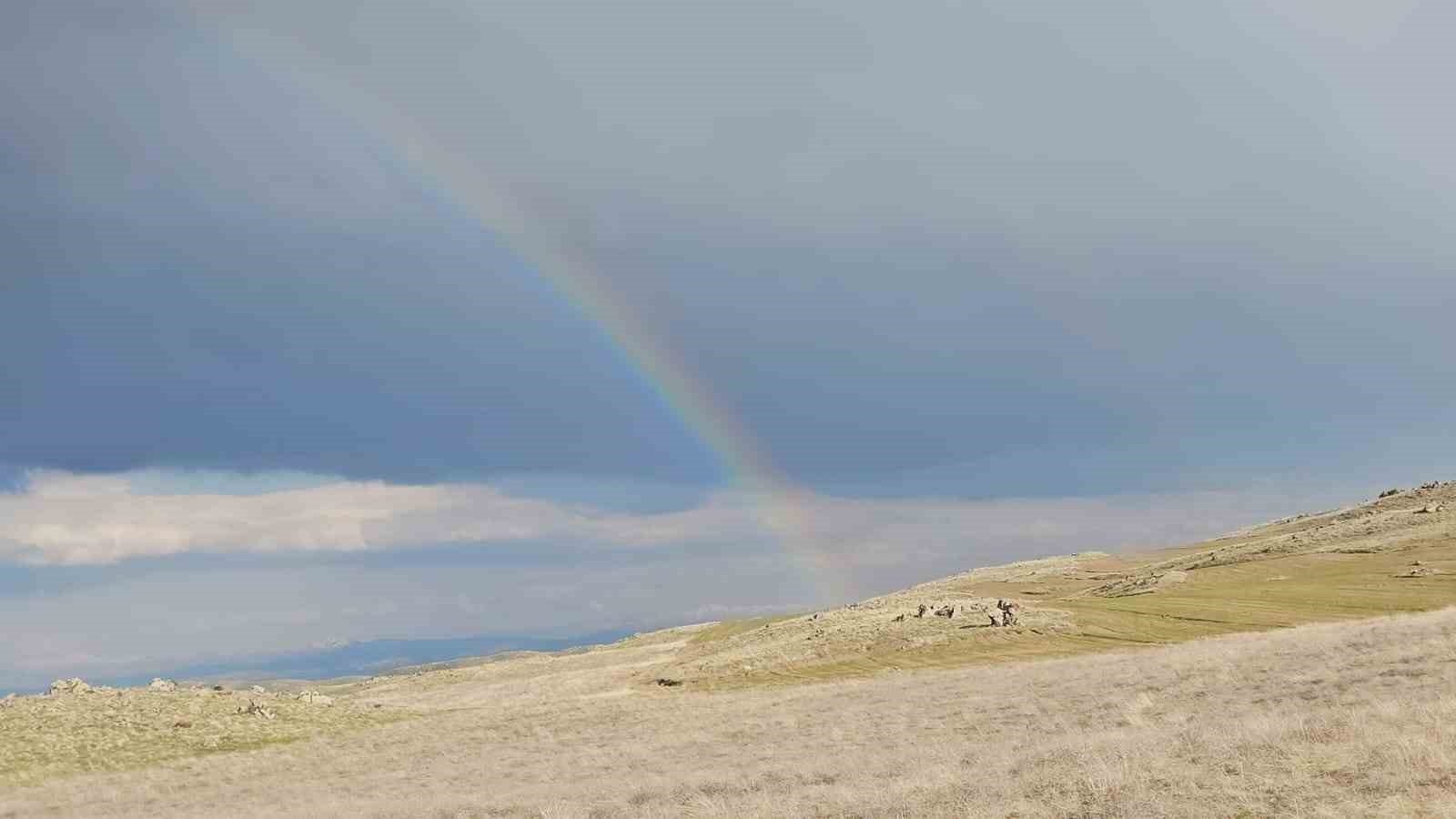 Yağmursuz havada ortaya çıkan gökkuşağı hayran bıraktı
