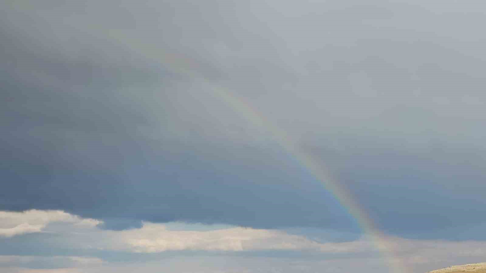 Yağmursuz havada ortaya çıkan gökkuşağı hayran bıraktı
