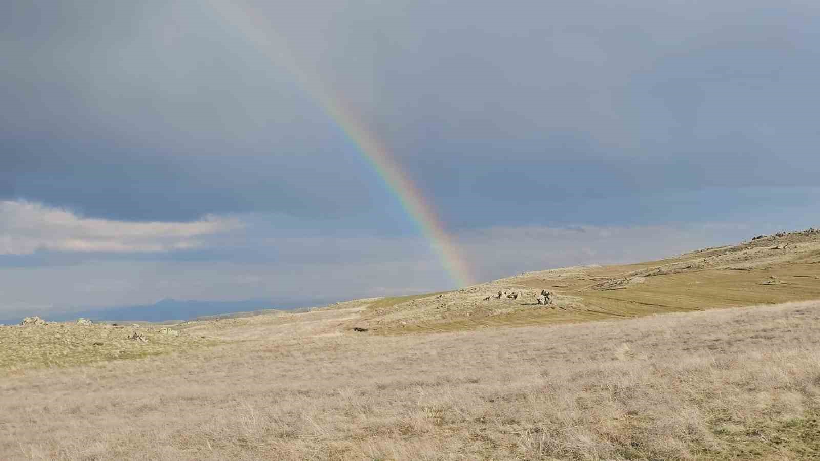 Yağmursuz havada ortaya çıkan gökkuşağı hayran bıraktı
