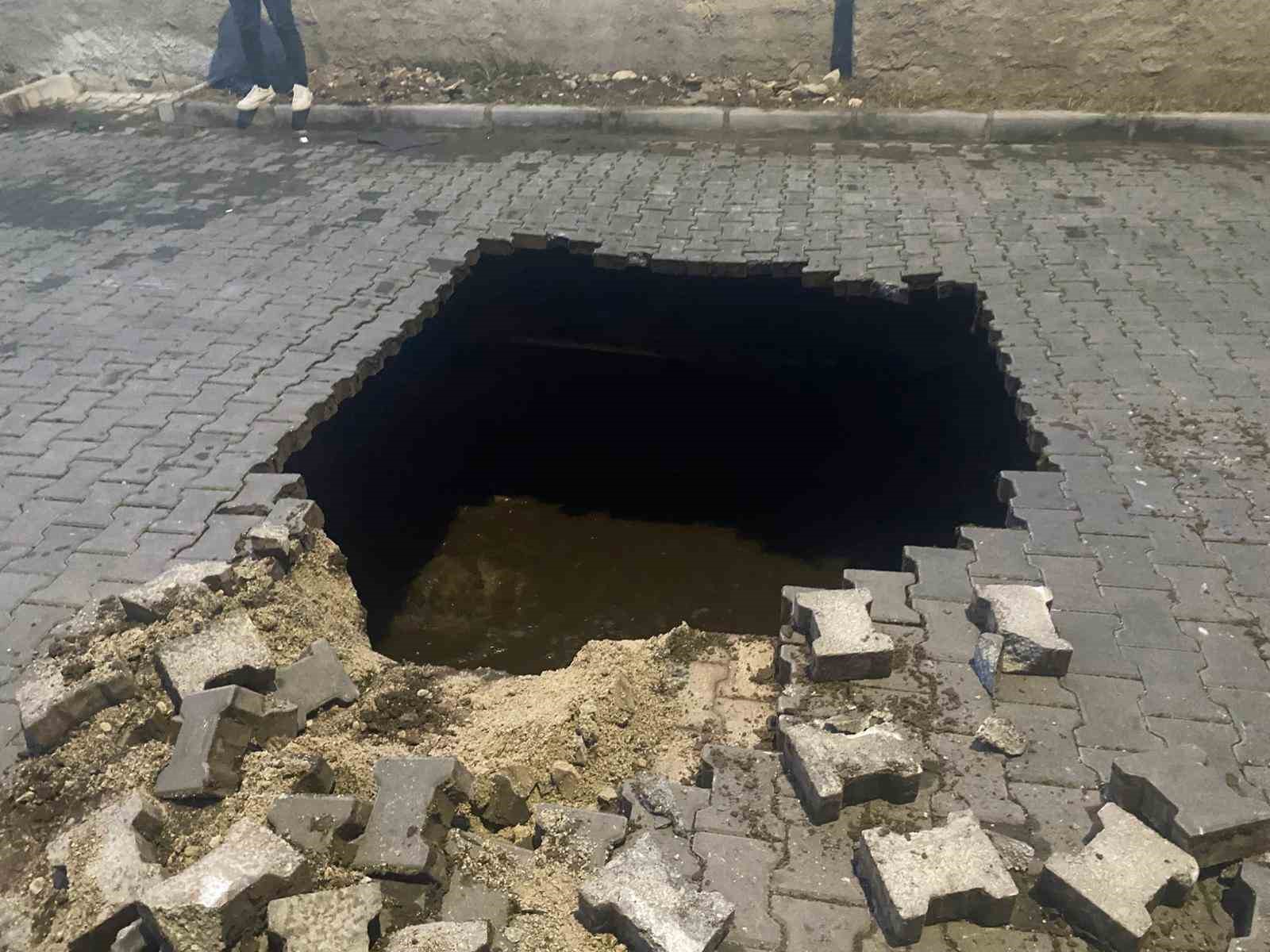 Yağmurun çökerttiği yolda insan kemikleri bulundu
