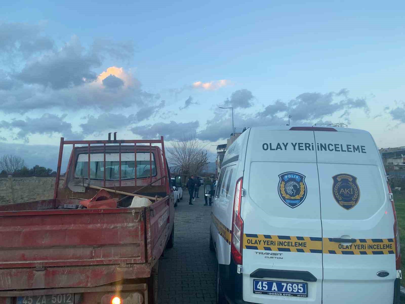 Yağmurun çökerttiği yolda insan kemikleri bulundu
