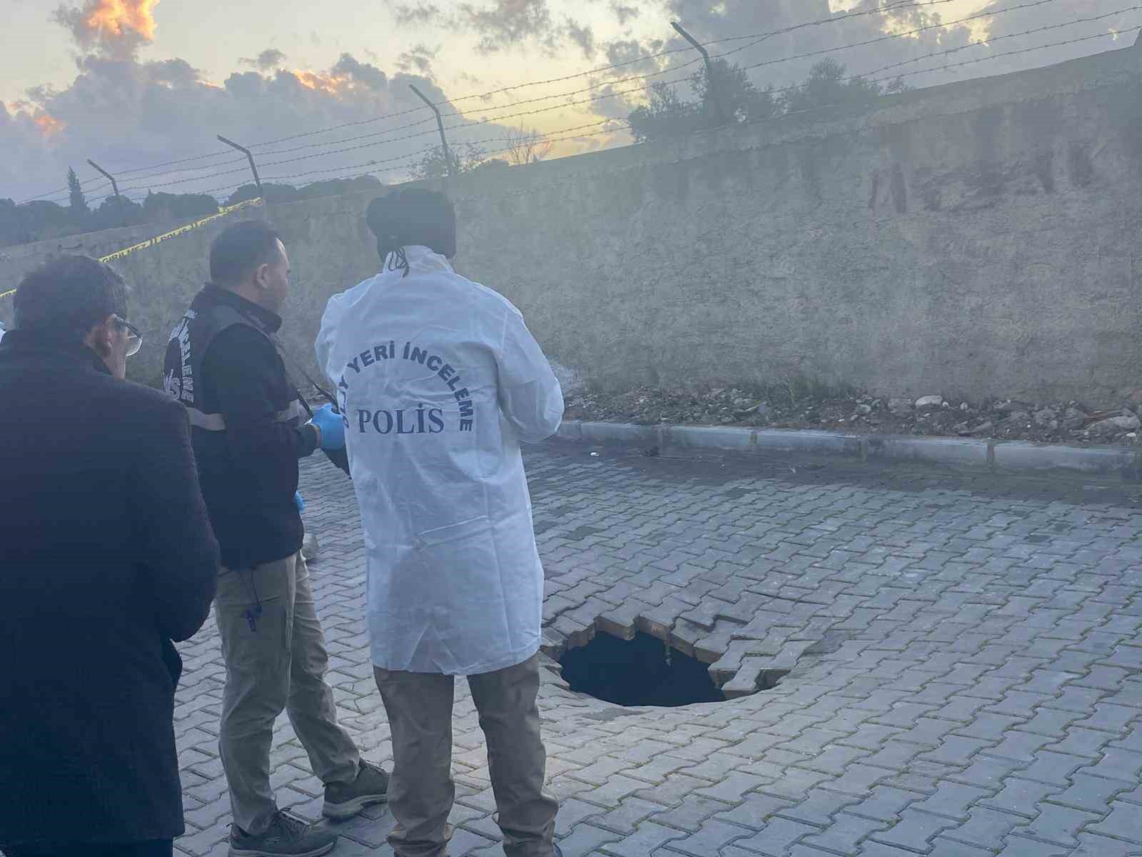 Yağmurun çökerttiği yolda insan kemikleri bulundu
