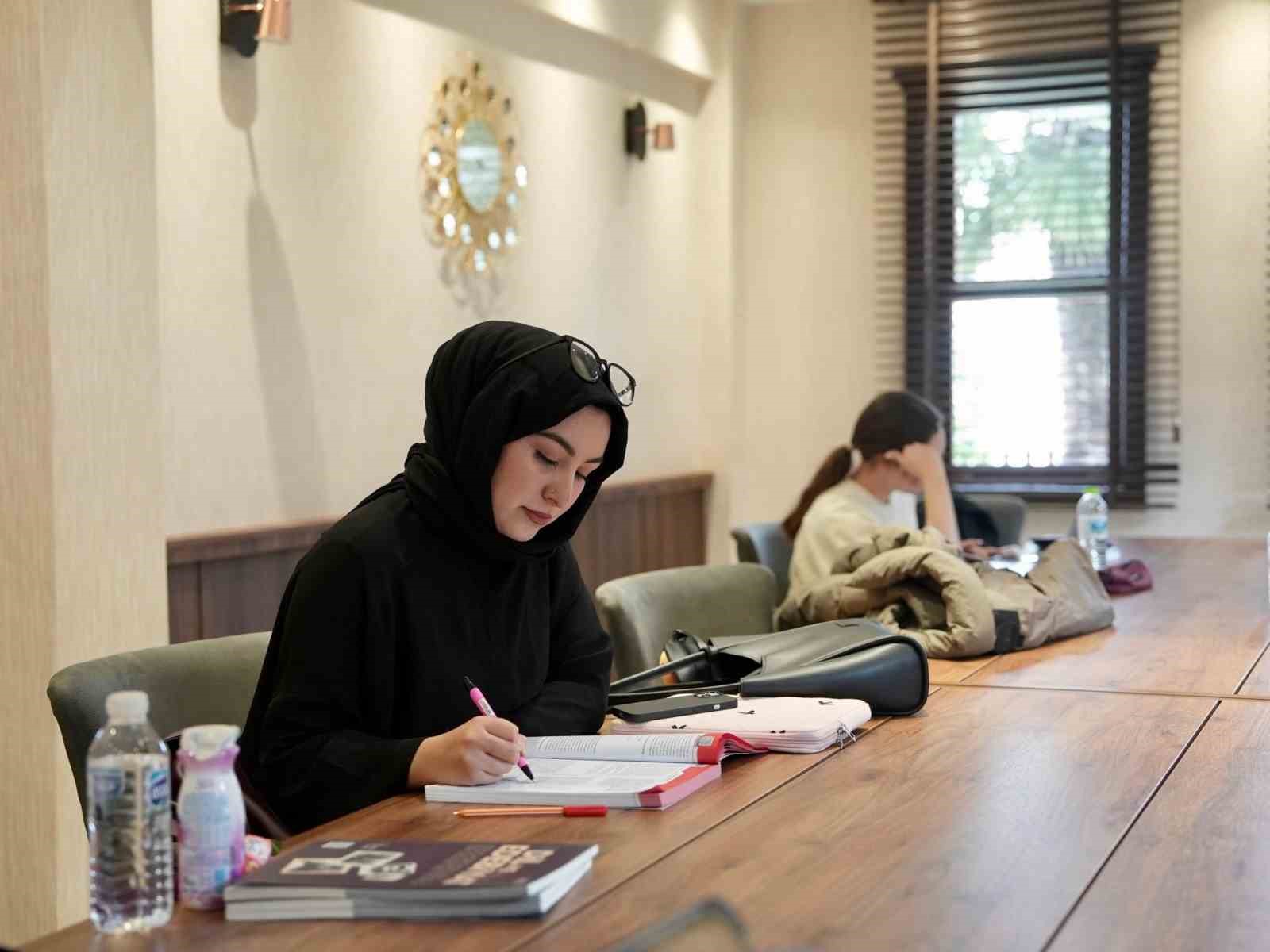 Yahya Kemal Kitap Köşkü gençlerden yoğun ilgi görüyor
