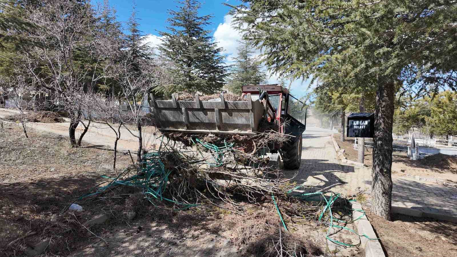 Yahyalı Belediyesi’nden bayram öncesi mezarlıklarda temizlik çalışması

