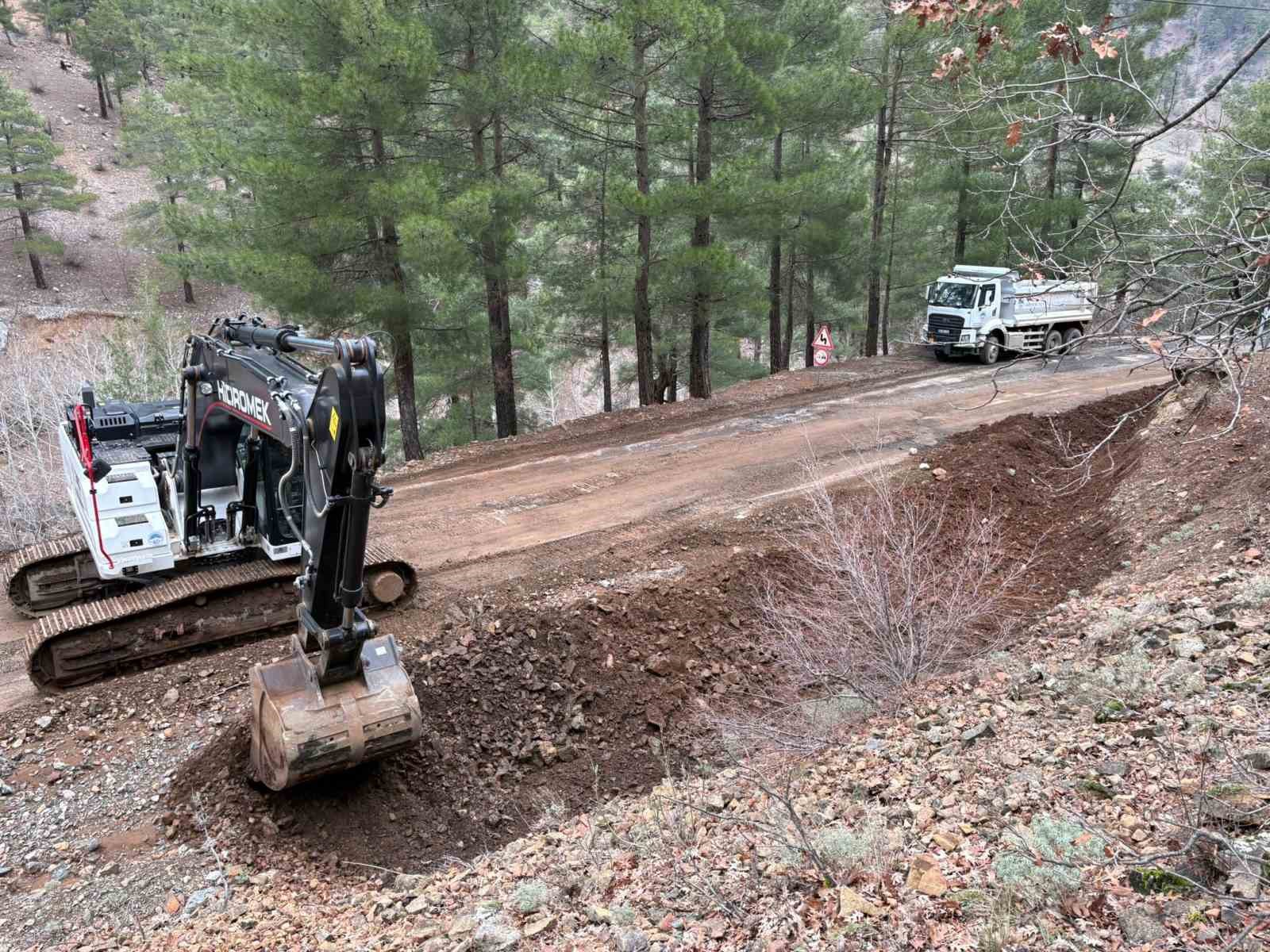 Yahyalı’da sel ve heyelan sonucu kapanan yollar açıldı
