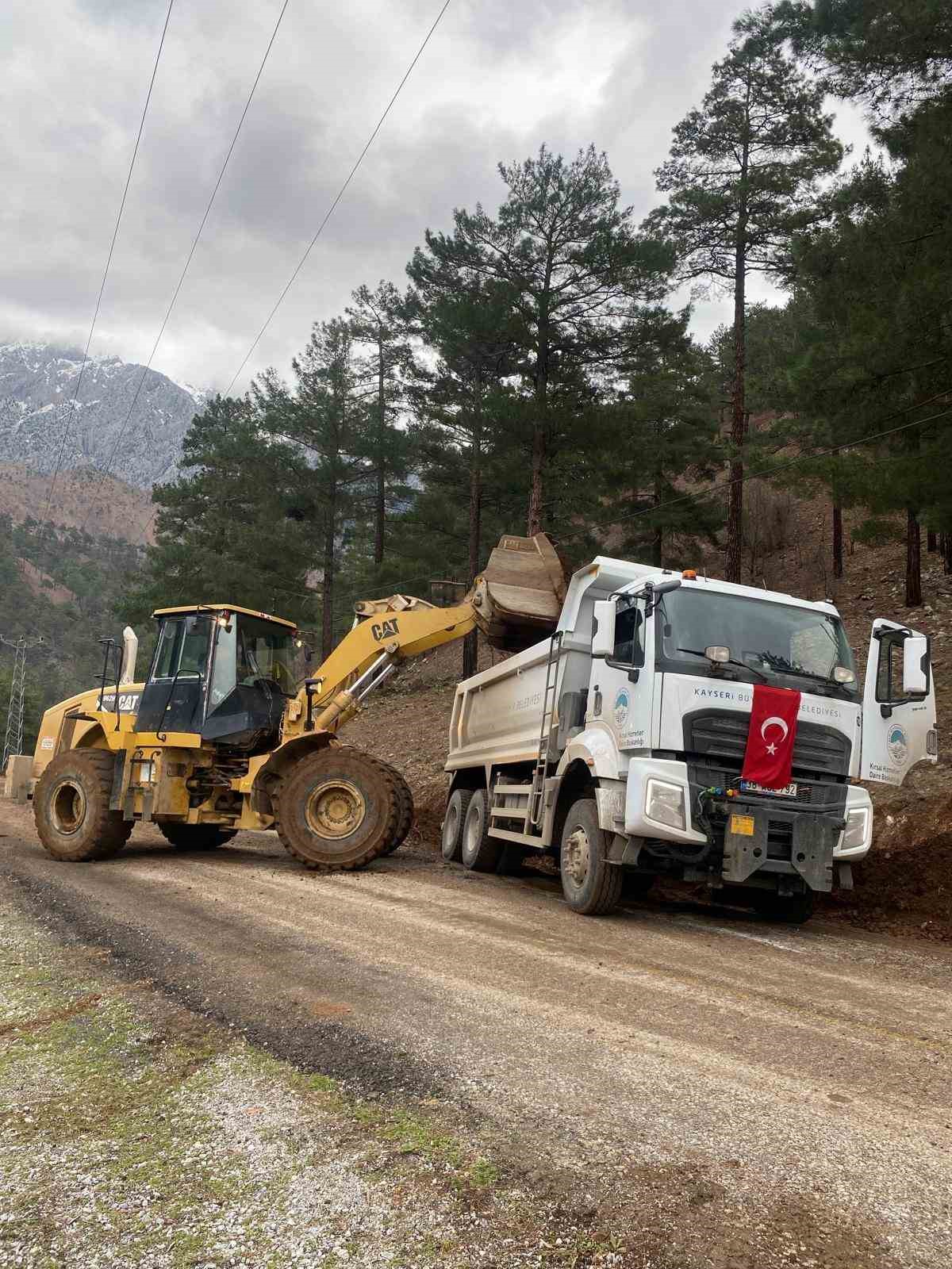 Yahyalı’da sel ve heyelan sonucu kapanan yollar açıldı
