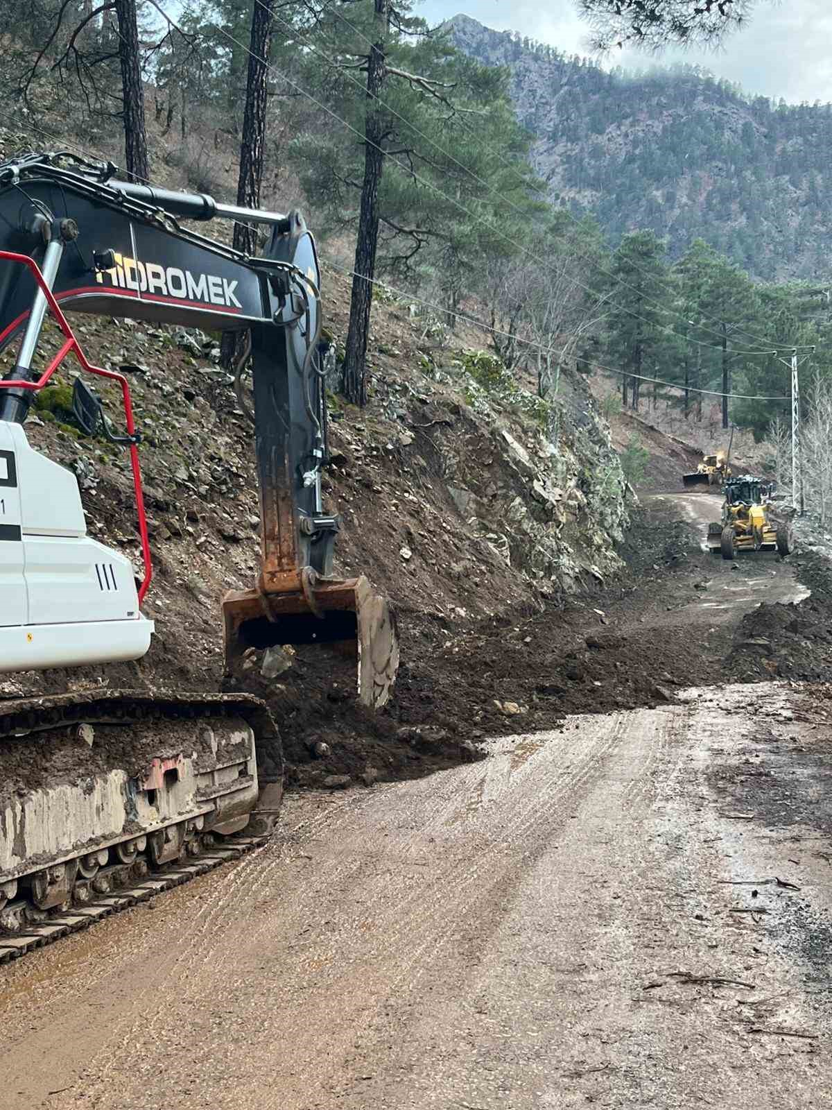 Yahyalı’da sel ve heyelan sonucu kapanan yollar açıldı
