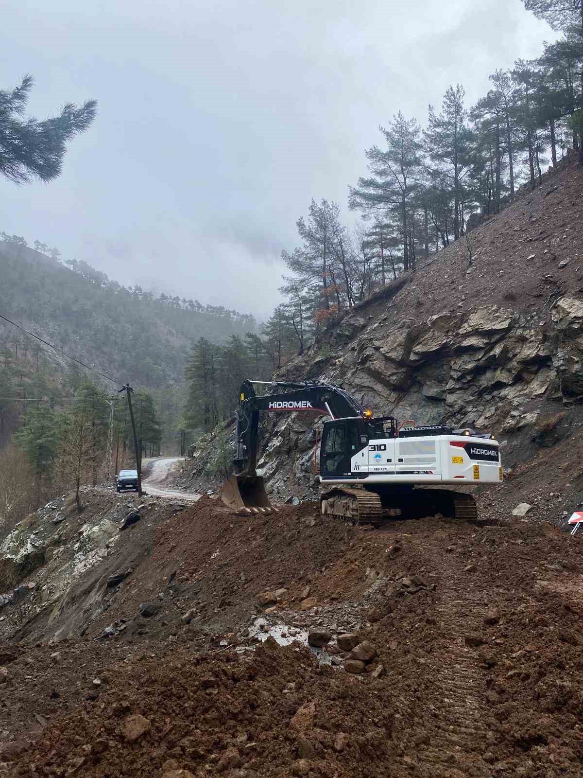 Yahyalı’da sel ve heyelan sonucu kapanan yollar açıldı

