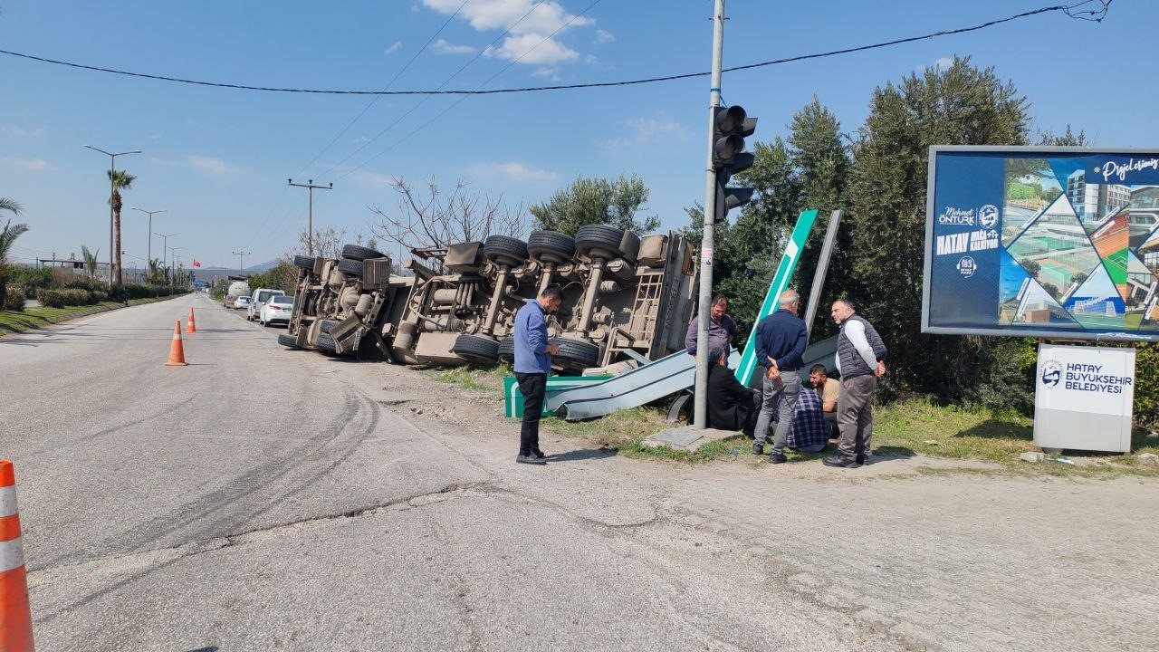 Yakıt yüklü tankerin portakal bahçesine uçtuğu anlar araç kamerasında
