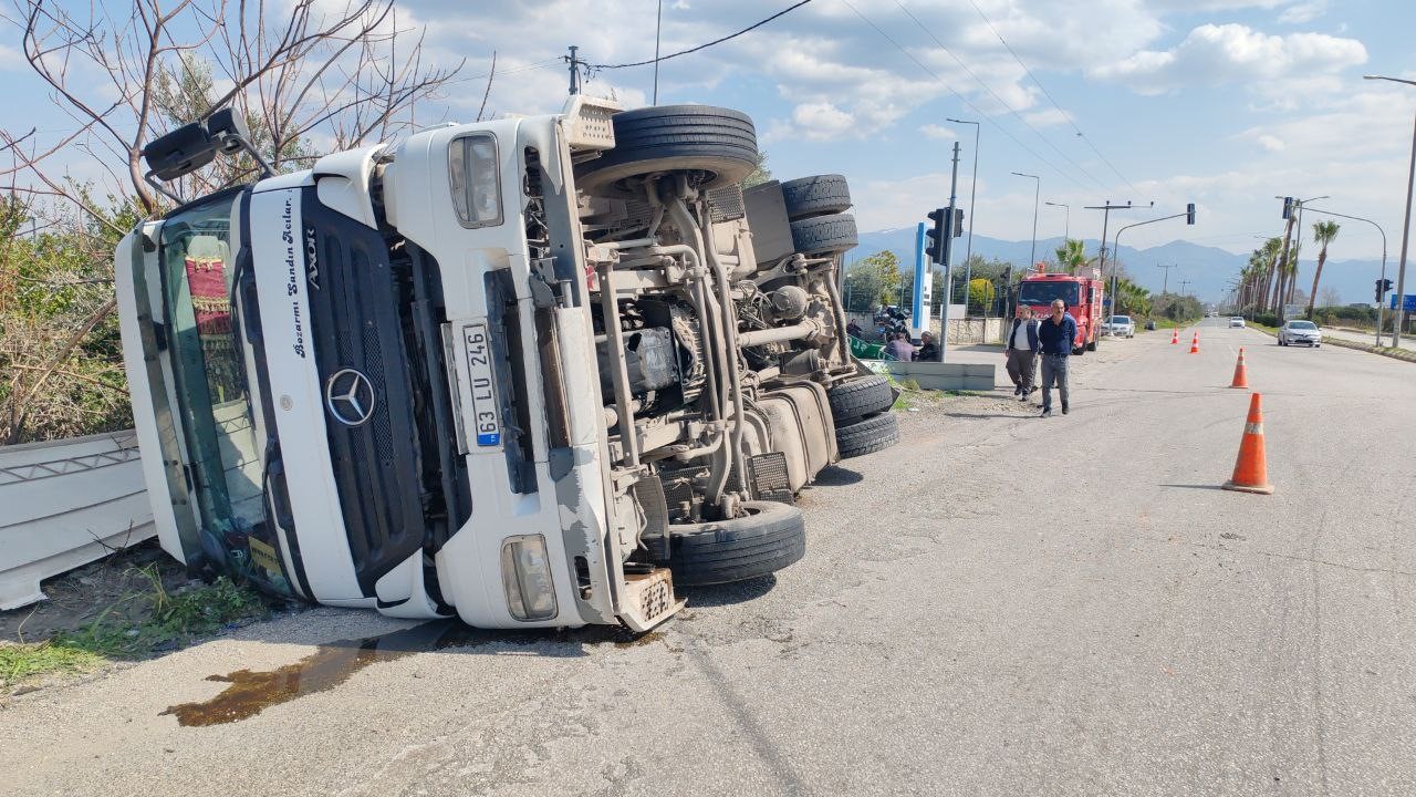 Yakıt yüklü tankerin portakal bahçesine uçtuğu anlar araç kamerasında
