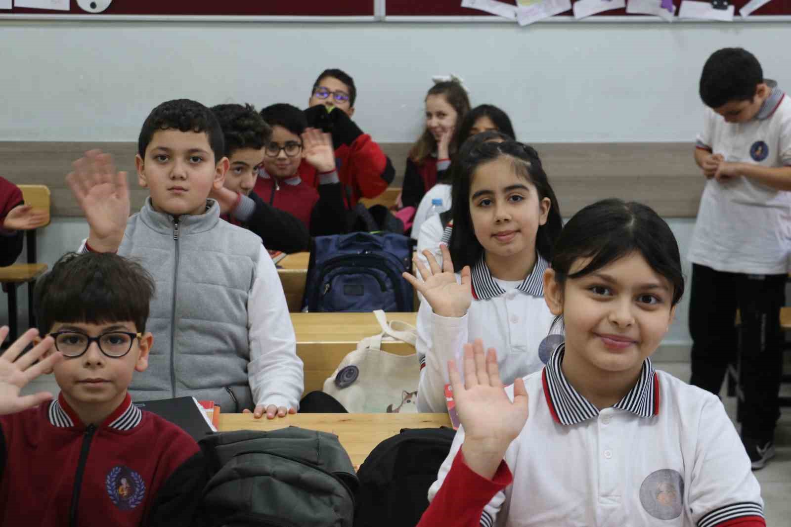 Yaklaşık 18 milyon öğrenci karnelerini alarak yarıyıl tatiline girdi
