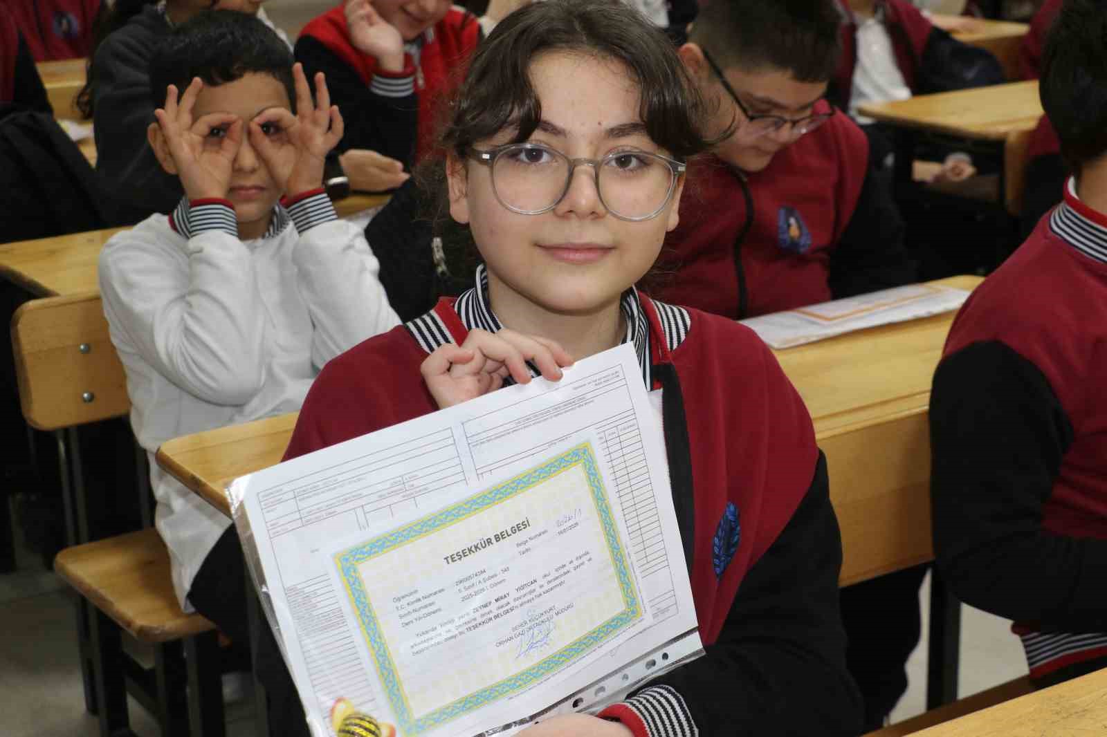 Yaklaşık 18 milyon öğrenci karnelerini alarak yarıyıl tatiline girdi
