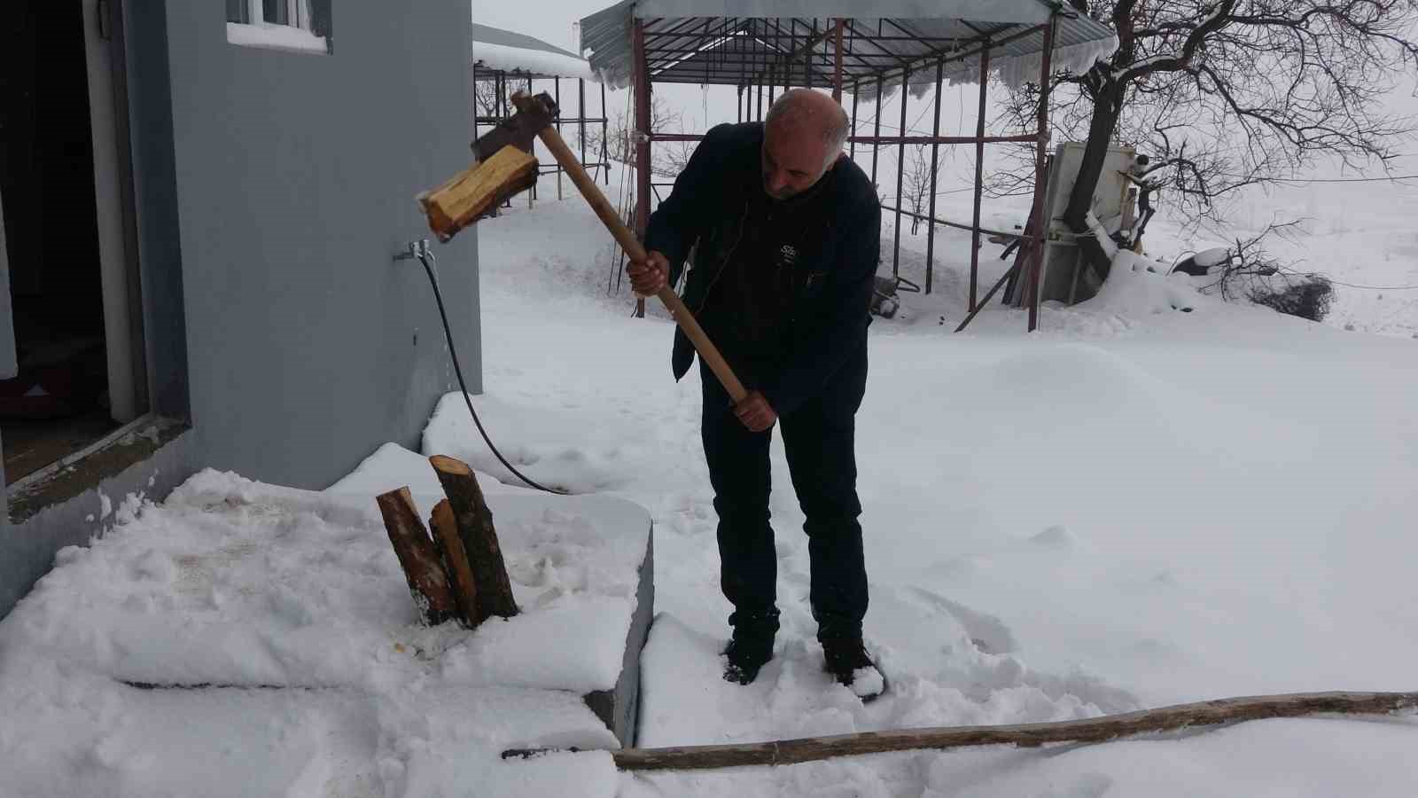 Yaklaşık 2 bin nüfuslu köyde kışın sadece bir aile yaşıyor
