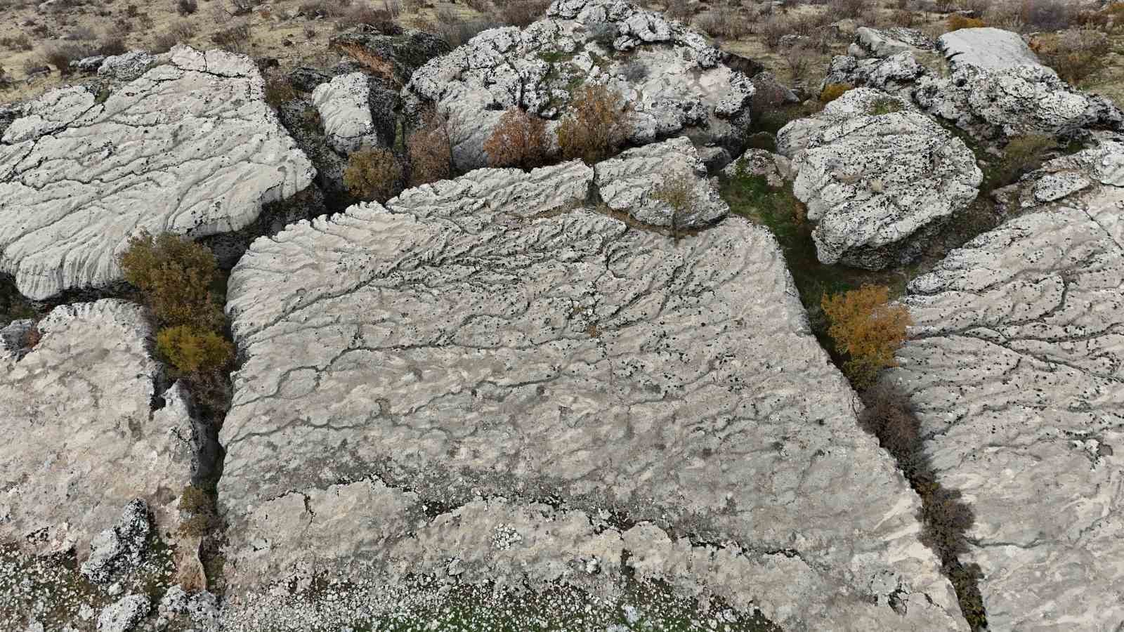 Yaklaşık 20 bin yılın sonunda kimyasal yönden aşınan taşın üzerinde su kollarının minyatürü ortaya çıktı
