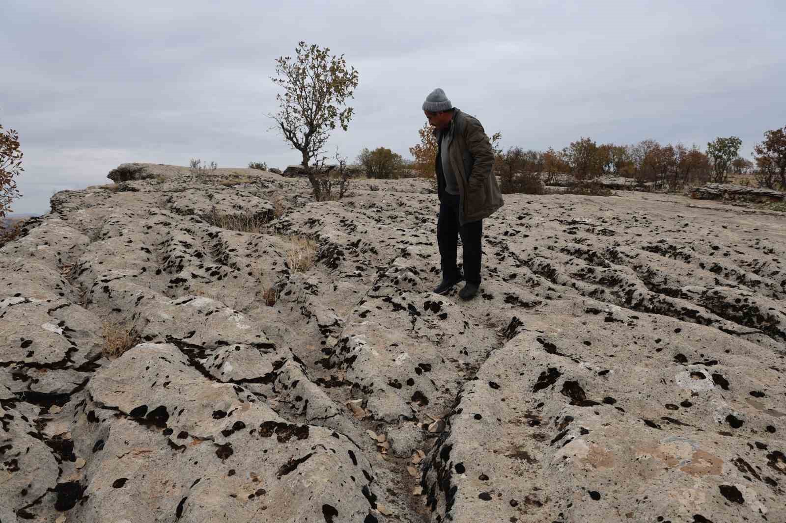 Yaklaşık 20 bin yılın sonunda kimyasal yönden aşınan taşın üzerinde su kollarının minyatürü ortaya çıktı

