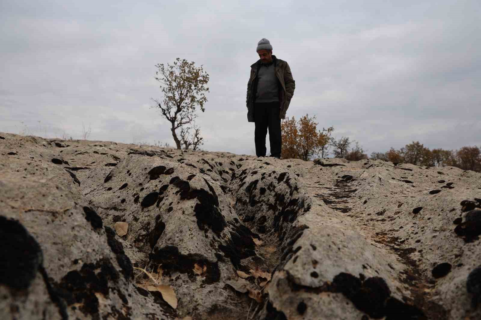 Yaklaşık 20 bin yılın sonunda kimyasal yönden aşınan taşın üzerinde su kollarının minyatürü ortaya çıktı
