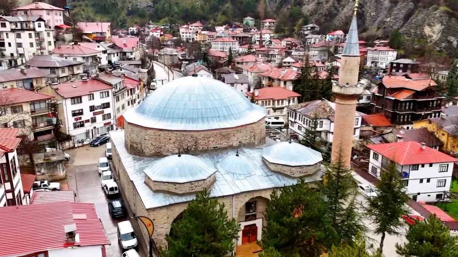Yaklaşık 20 metrelik kubbesiyle asırlara meydan okuyor
