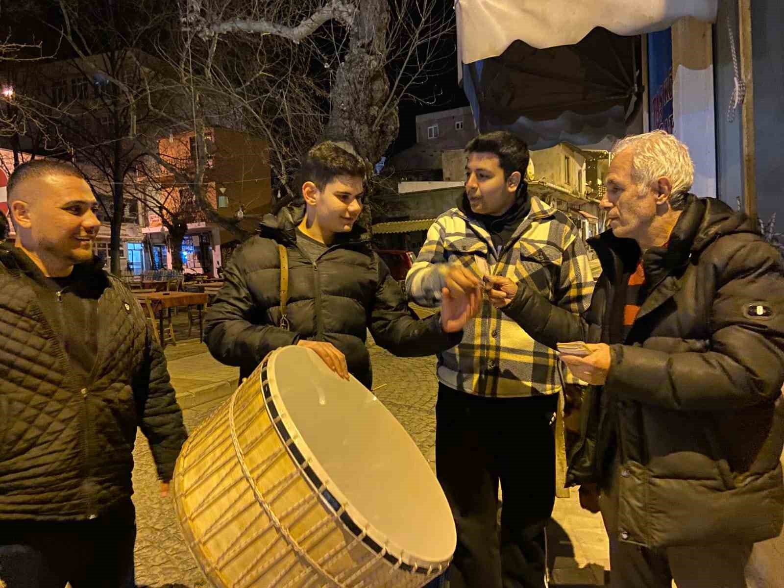 Yaklaşık bir asırdır sahura şarkılarla uyanıyorlar
