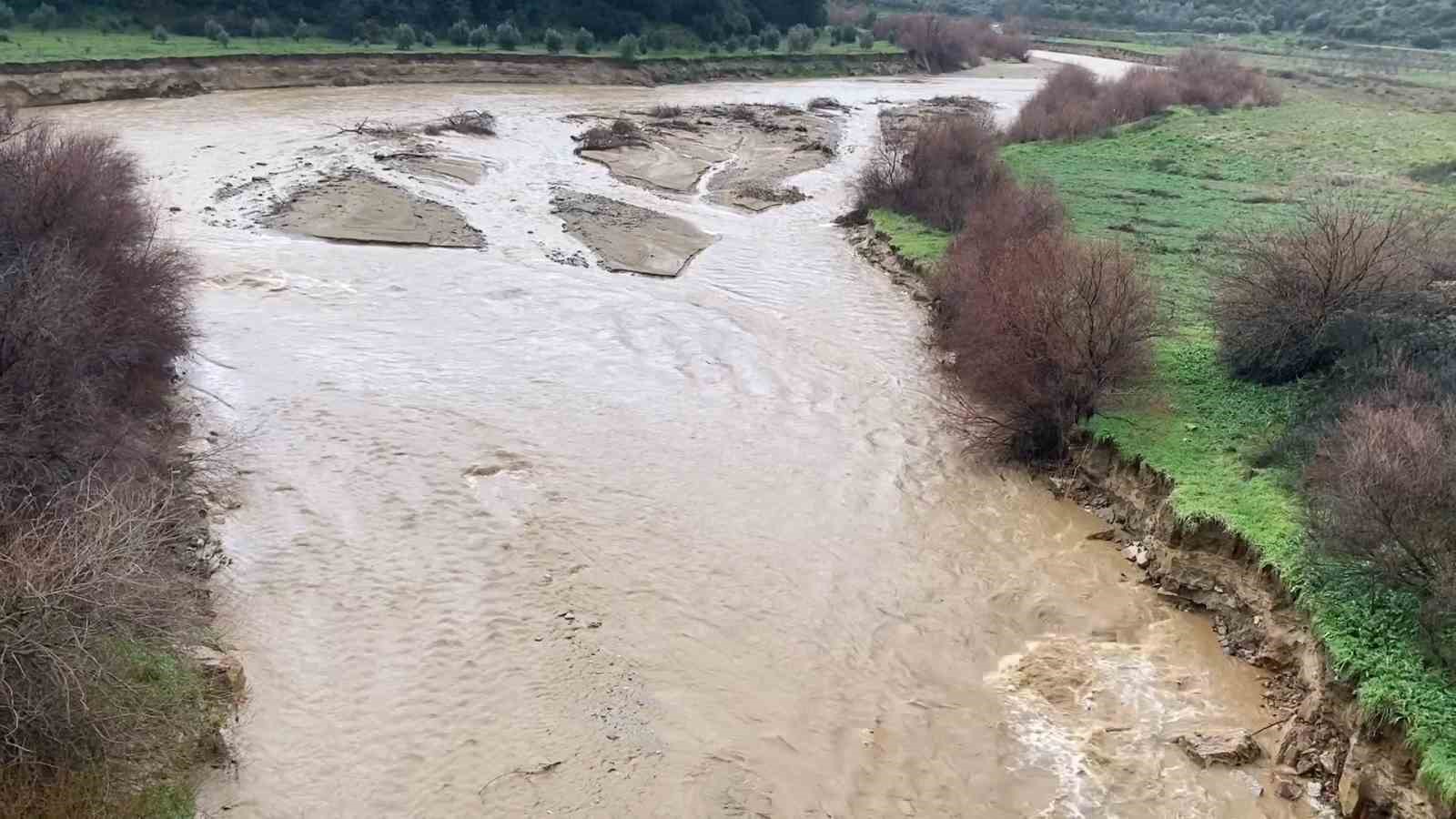 Yalancı bahar aldattı, badem ağaçları çiçek açtı
