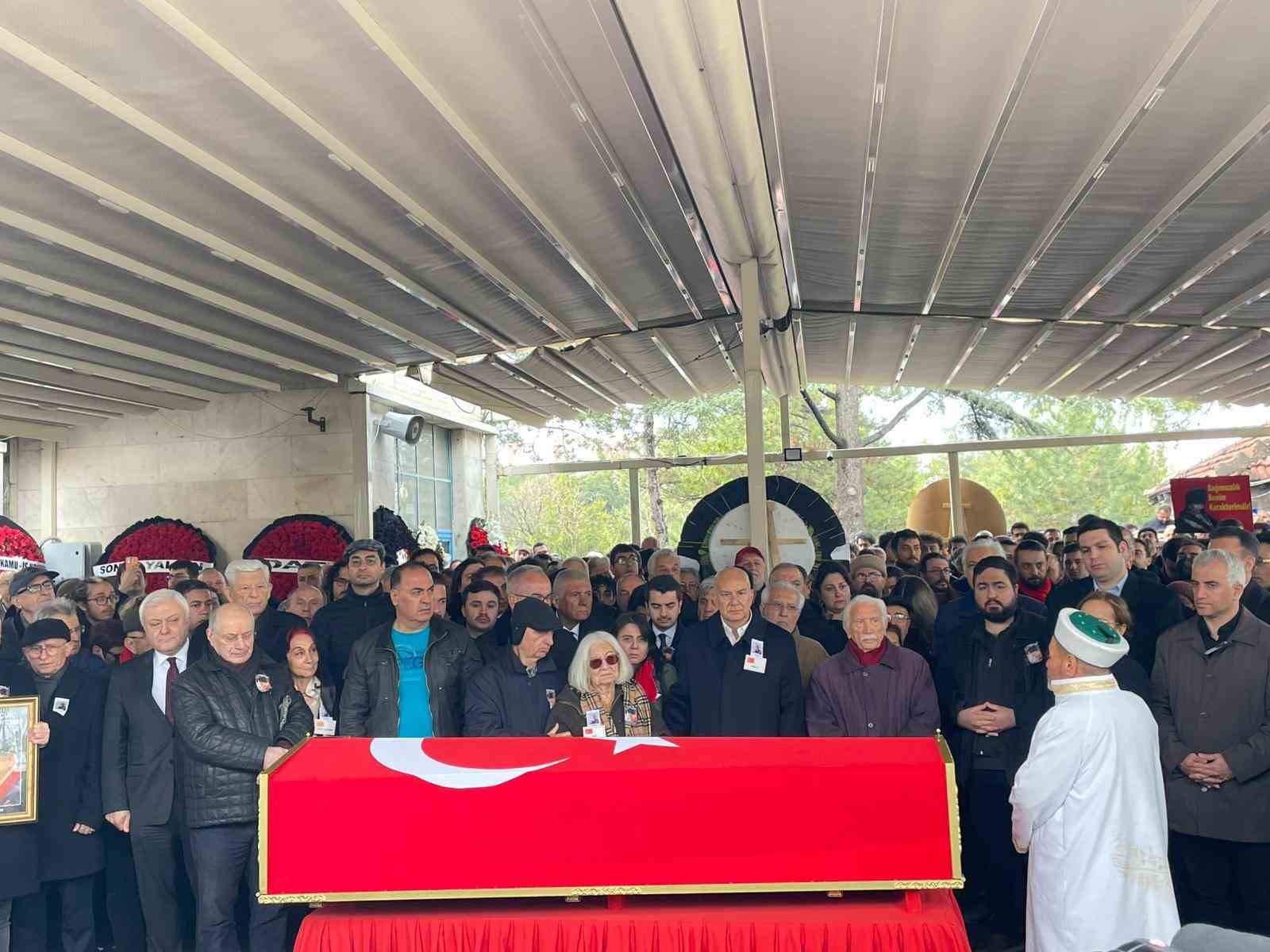 Yalçın Küçük son yolculuğuna uğurlandı
