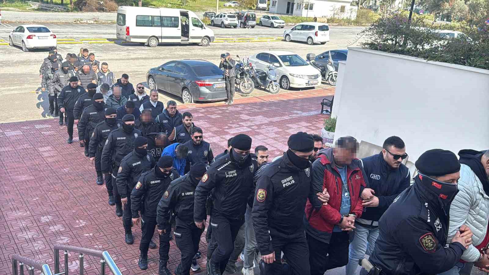 Yalıkavak açıklarında göçmen faciası: 16 şüpheli adliyede
Yalıkavak açıklarında göçmen faciası: 16 şüpheli adliyede