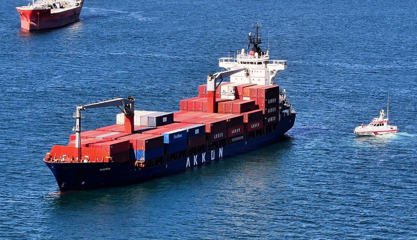 Yalılara metreler kala karaya oturan gemi havadan görüntülendi
