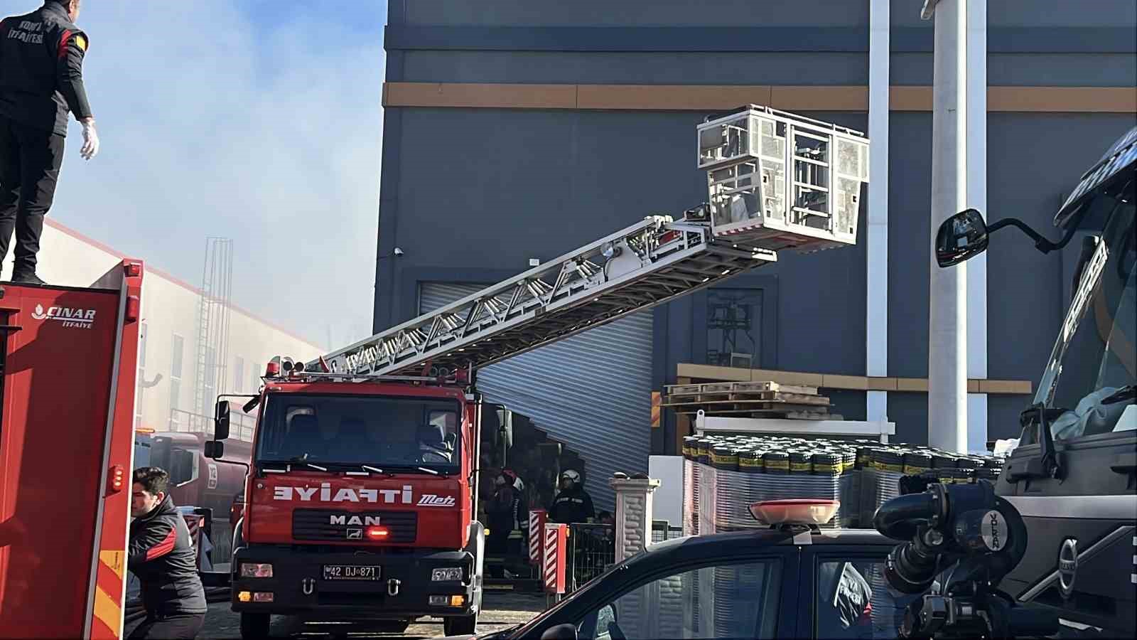 Yalıtım malzemesi bulunan depoda yangın paniği
