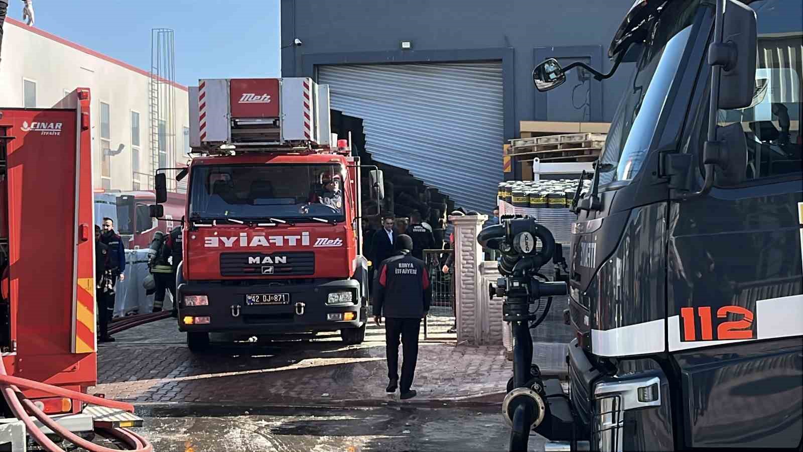 Yalıtım malzemesi bulunan depoda yangın paniği
