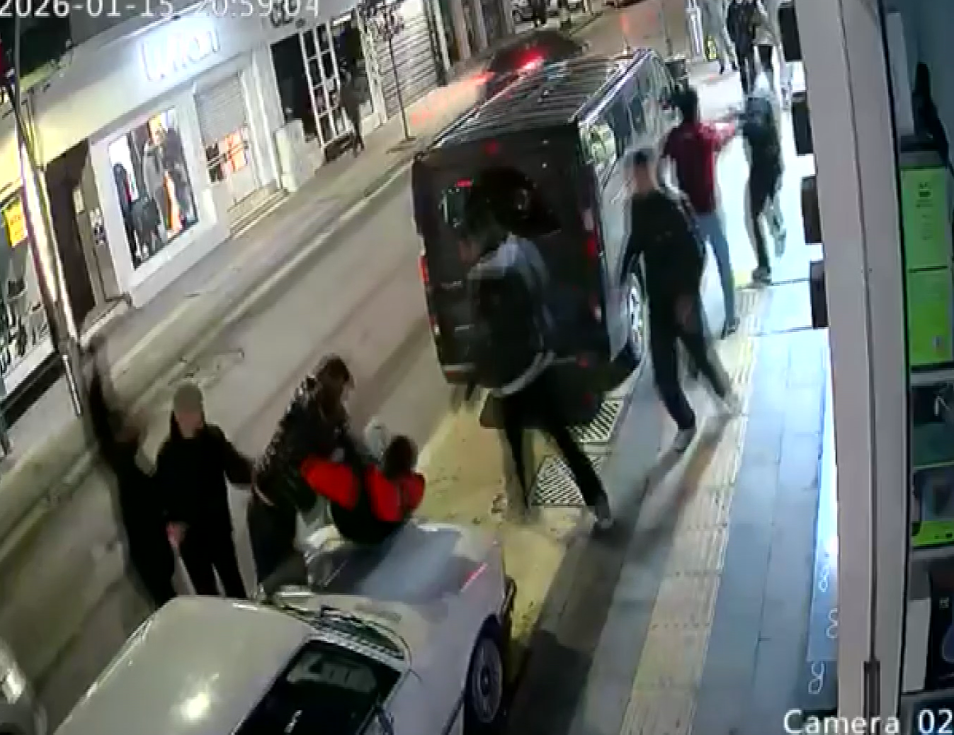 Yalova’da 9 kişilik grubun esnafa saldırdığı anlar kamerada
