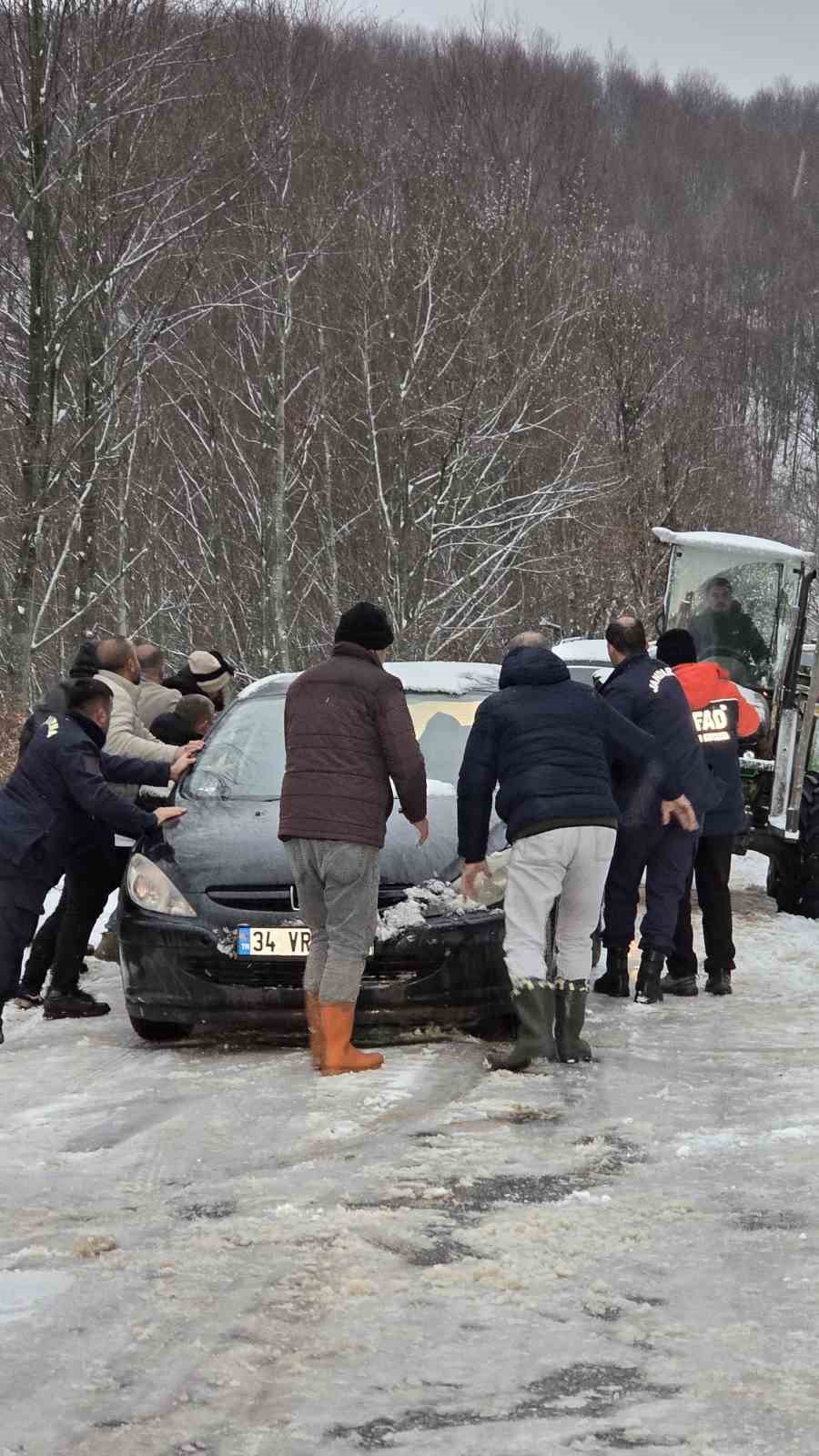 Yalova’da araçlarında mahsur kalan 35 kişi kurtarıldı
