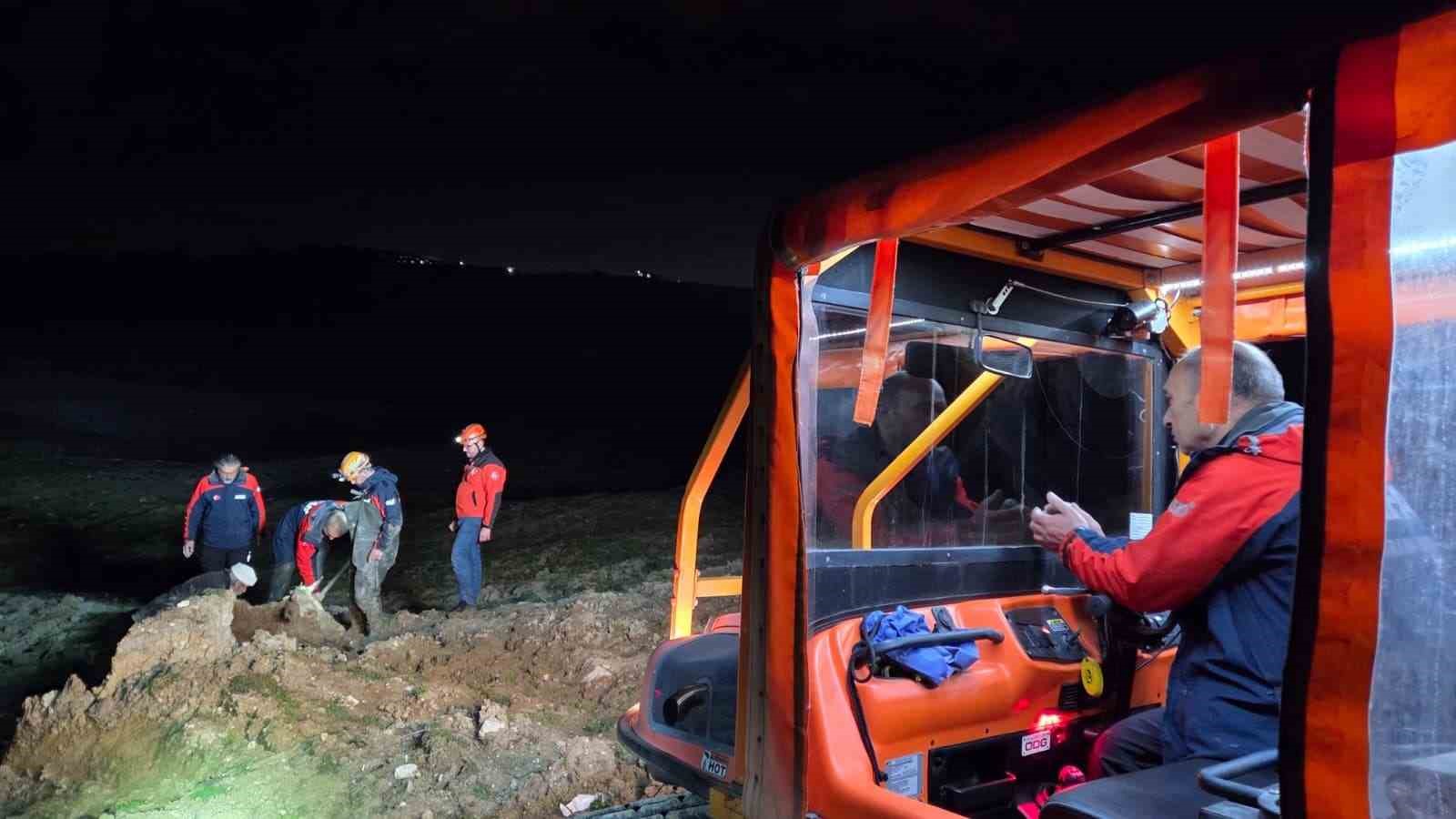 Yalova’da bataklıkta mahsur kalan vatandaş ve büyükbaş hayvanı kurtarıldı
