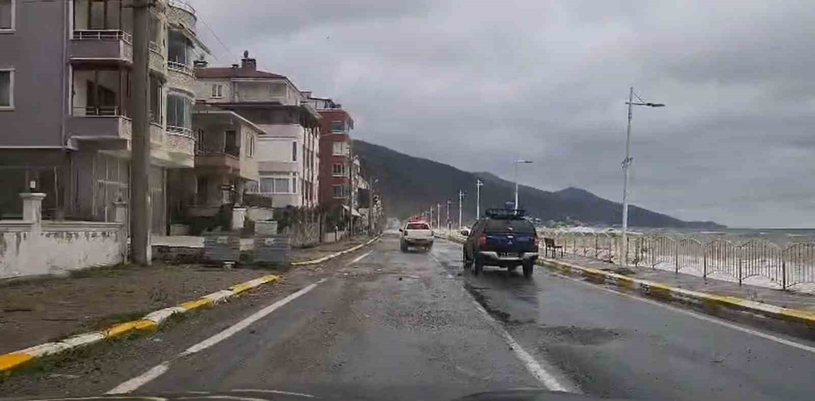 Yalova’da fırtınada dev dalgalar Esenköy kıyılarını dövdü
