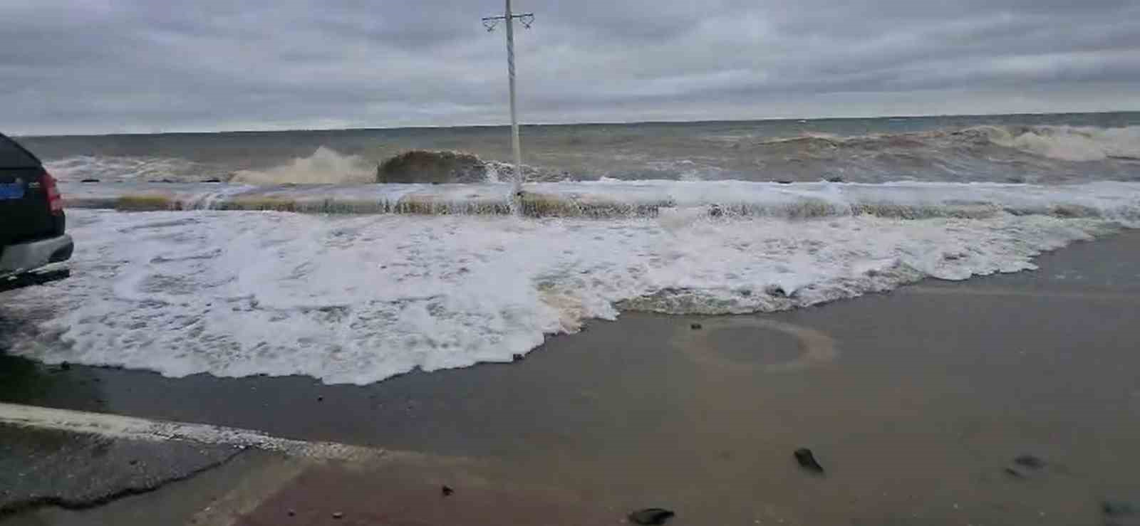 Yalova’da fırtınada dev dalgalar Esenköy kıyılarını dövdü
