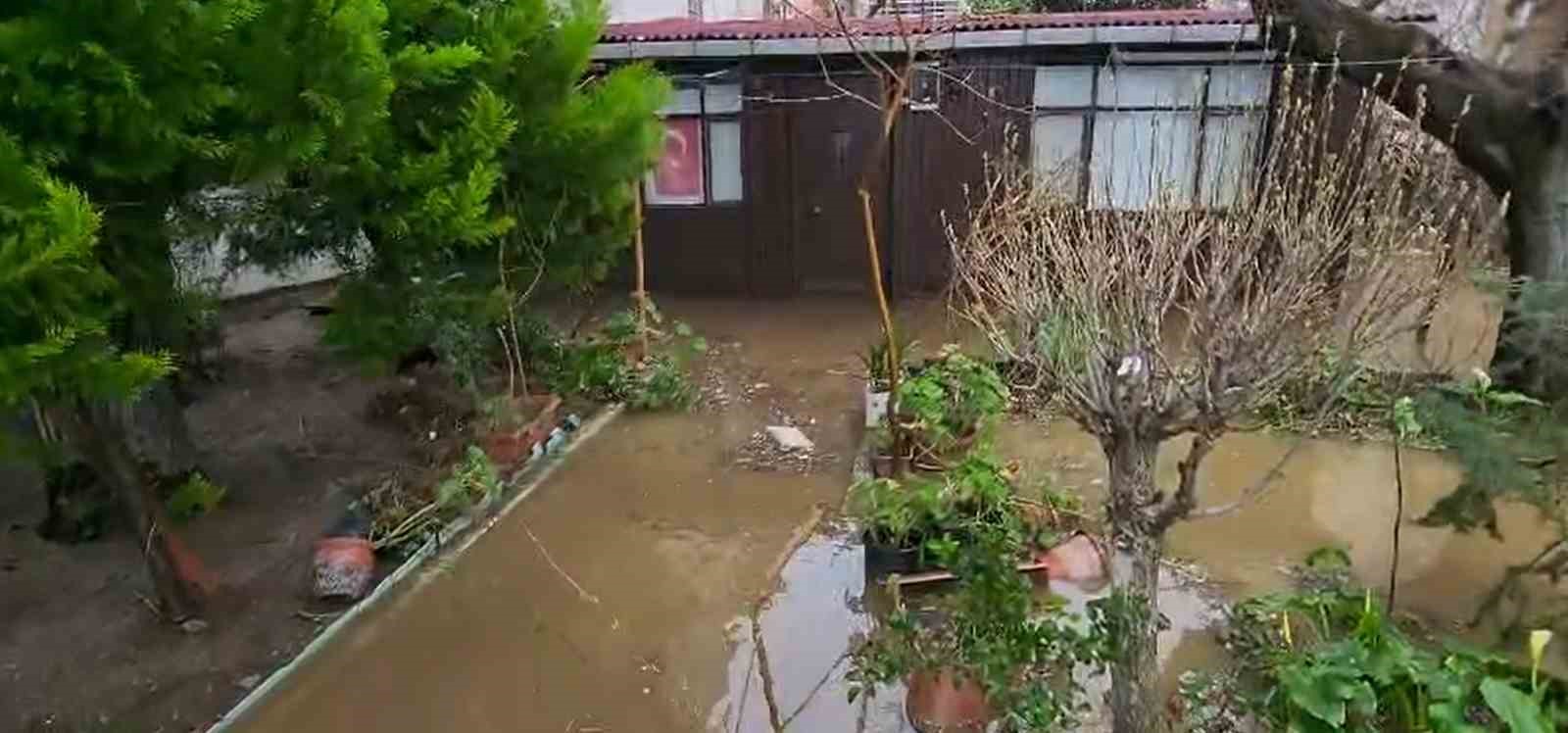 Yalova’da fırtınada dev dalgalar Esenköy kıyılarını dövdü
