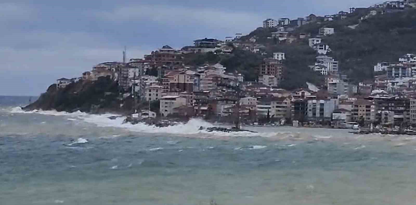 Yalova’da fırtınada dev dalgalar Esenköy kıyılarını dövdü
