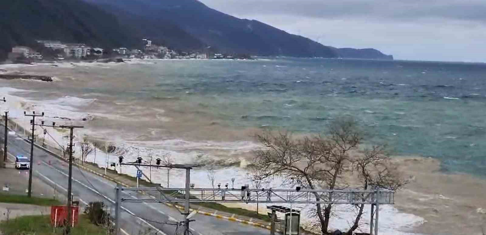 Yalova’da fırtınada dev dalgalar Esenköy kıyılarını dövdü
