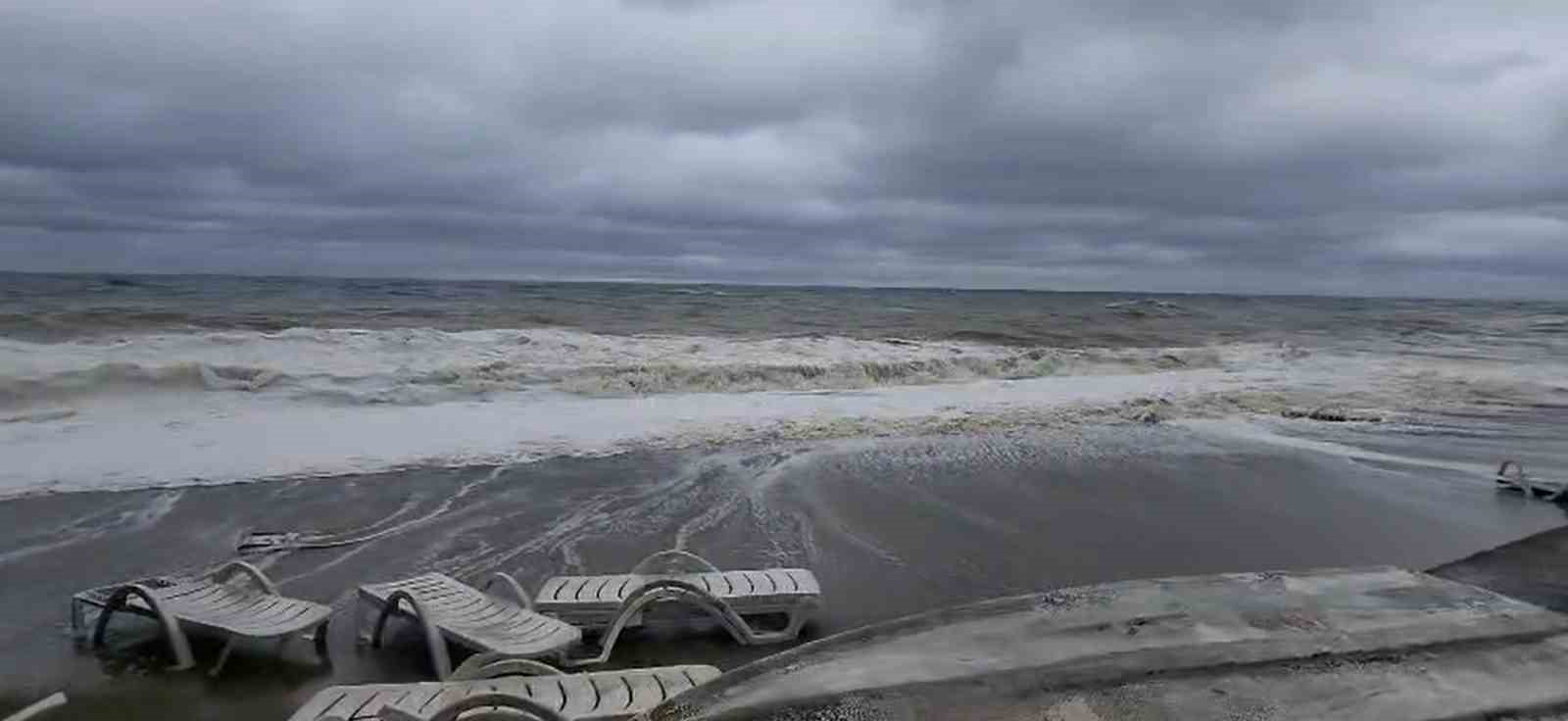 Yalova’da fırtınada dev dalgalar Esenköy kıyılarını dövdü
