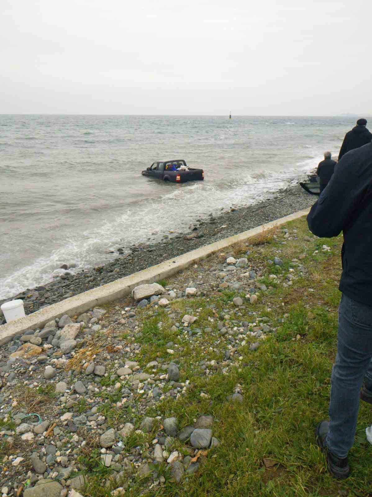 Yalova’da kontrolden çıkan pikap denize uçtu: 1 yaralı
