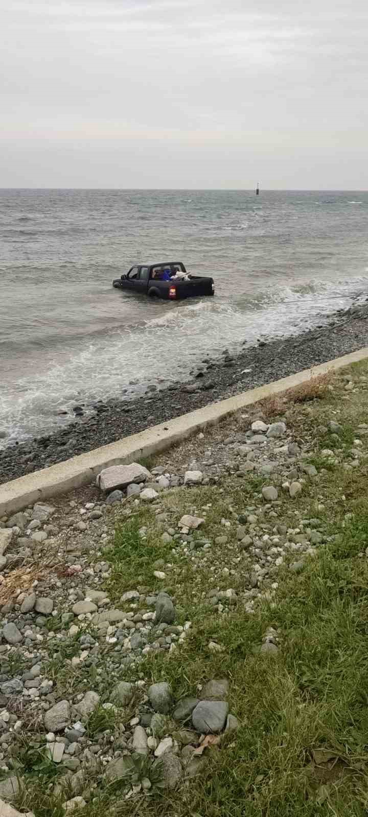 Yalova’da kontrolden çıkan pikap denize uçtu: 1 yaralı
