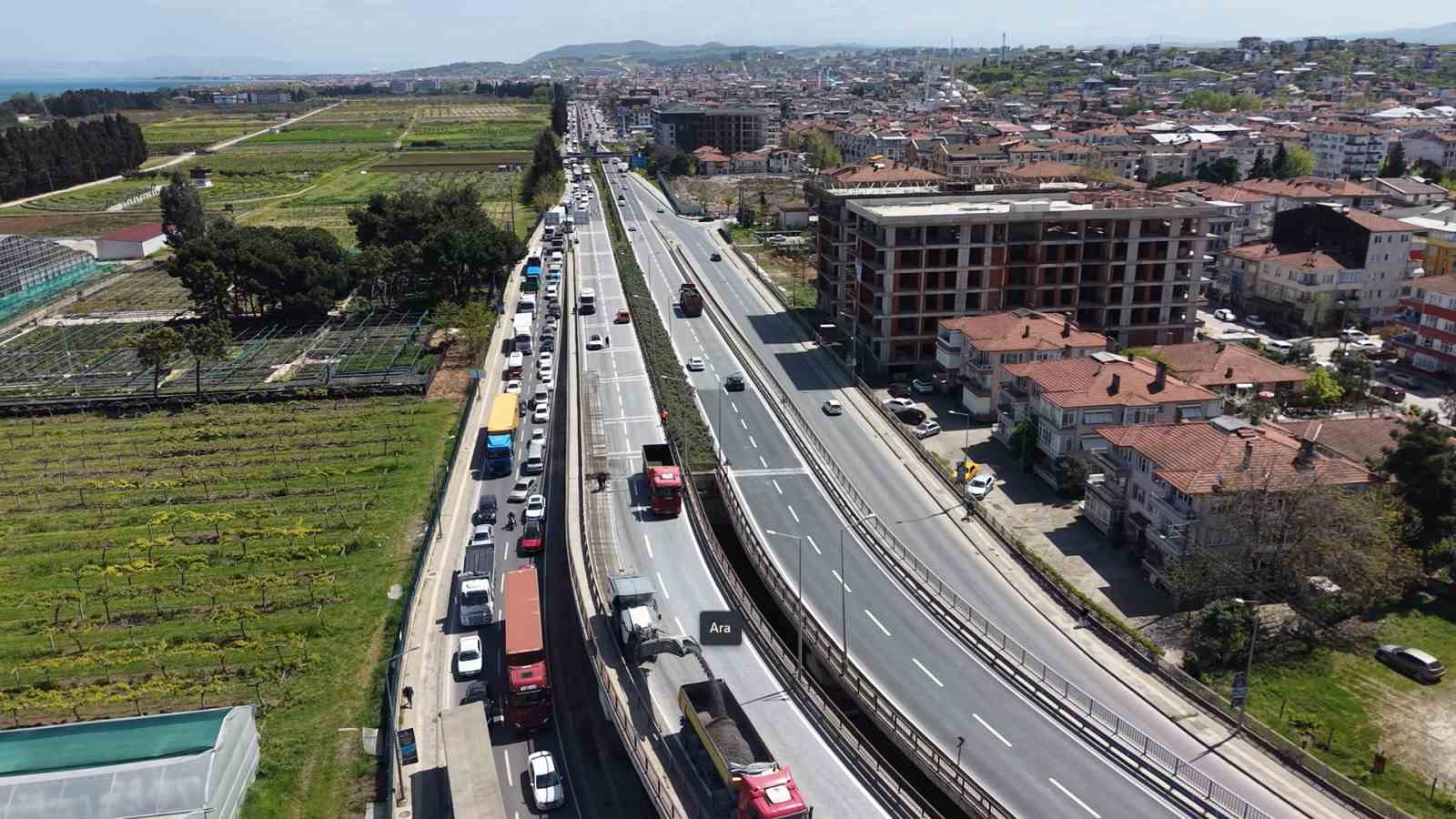 Yalova’da köprülü kavşakta çalışma nedeniyle trafik yoğunluğu
