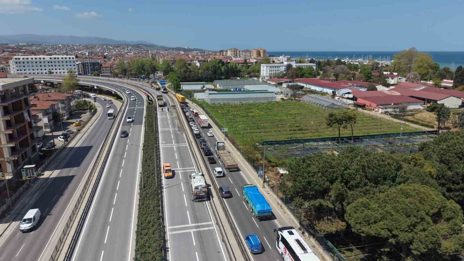 Yalova’da köprülü kavşakta çalışma nedeniyle trafik yoğunluğu
