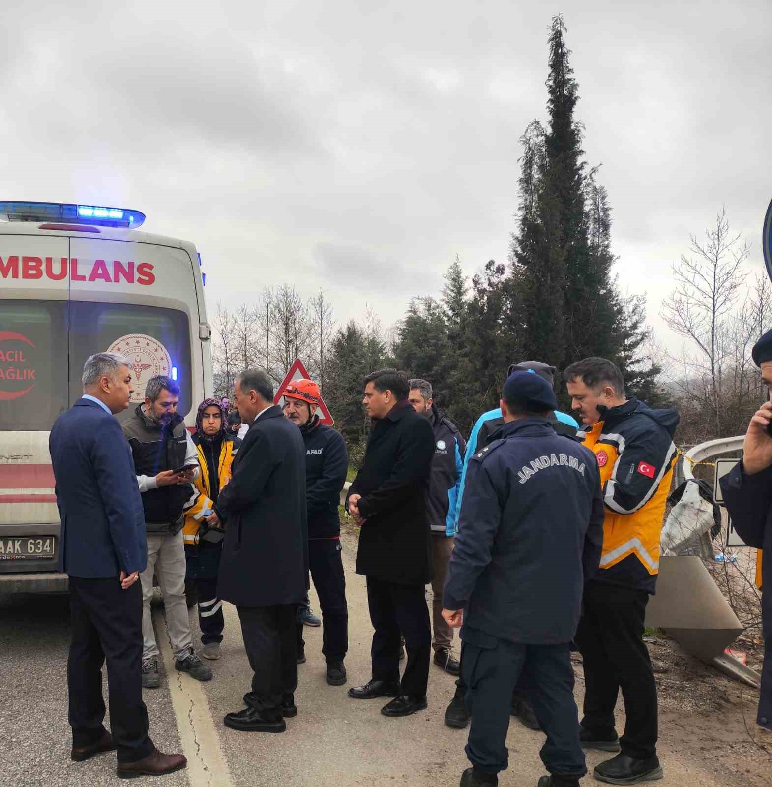 Yalova’da servis midibüsü kaza yaptı: 1 ölü, 20 yaralı
