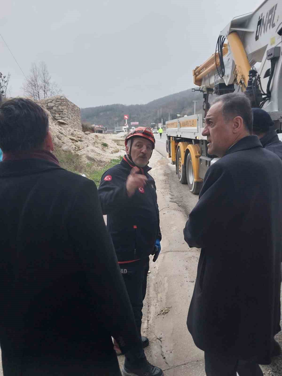 Yalova’da servis midibüsü kaza yaptı: 1 ölü, 20 yaralı
