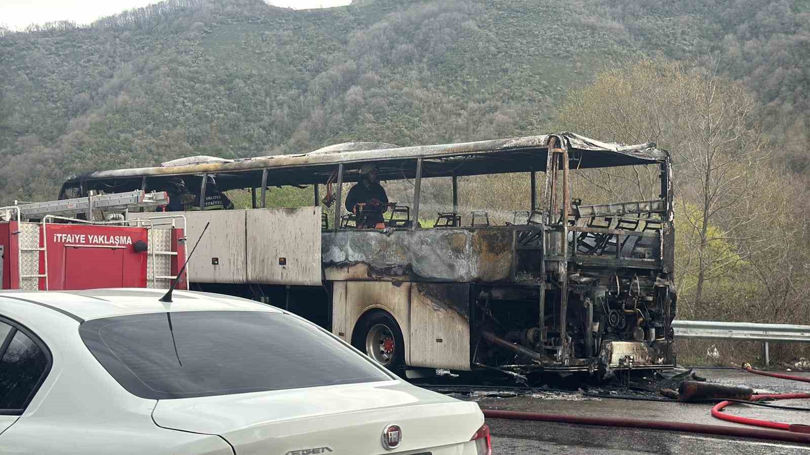 Yalova’da seyir halindeki yolcu otobüsü alevlere teslim oldu
