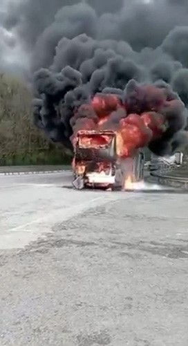 Yalova’da seyir halindeki yolcu otobüsü alevlere teslim oldu
