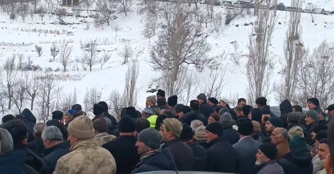 Yalova’da silahlı saldırıda ölen avukat, Kahramanmaraş’ta toprağa verildi
Yalova’da silahlı saldırıda ölen avukat, Kahramanmaraş’ta toprağa verildi